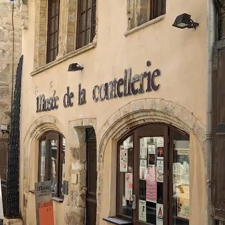 A Côté De La Gare *